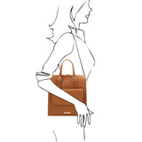 Tuscany Leather leren rugtas TL Bag voor dames TL142211 cognac paspop